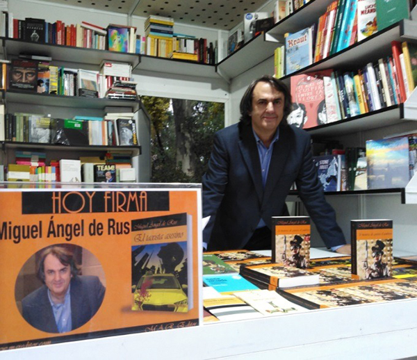 Miguel Ángel de Rus firma ejemplares de su libro El taxista asesino.